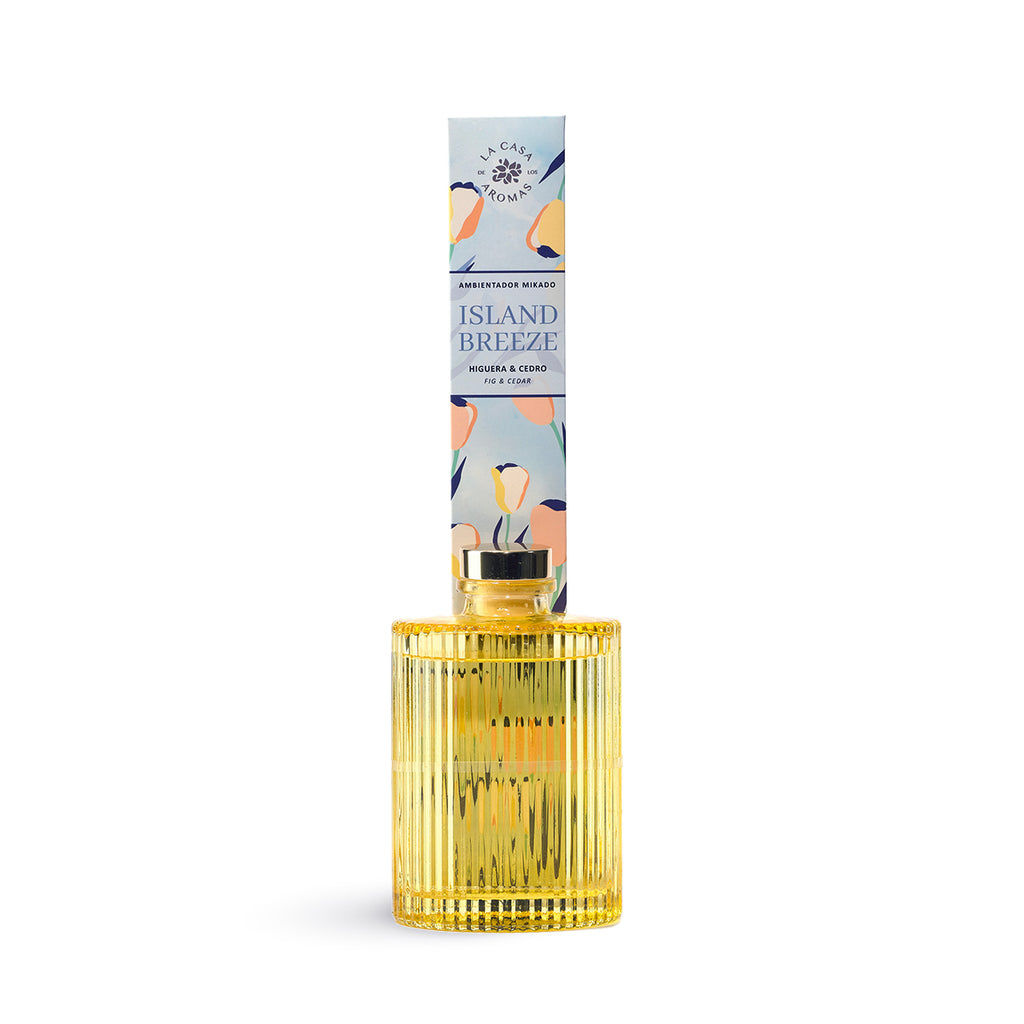 La Casa de los Aromas Island Breeze Reed Diffuser (Fig & Cedar) product images and lifestyle scenes
